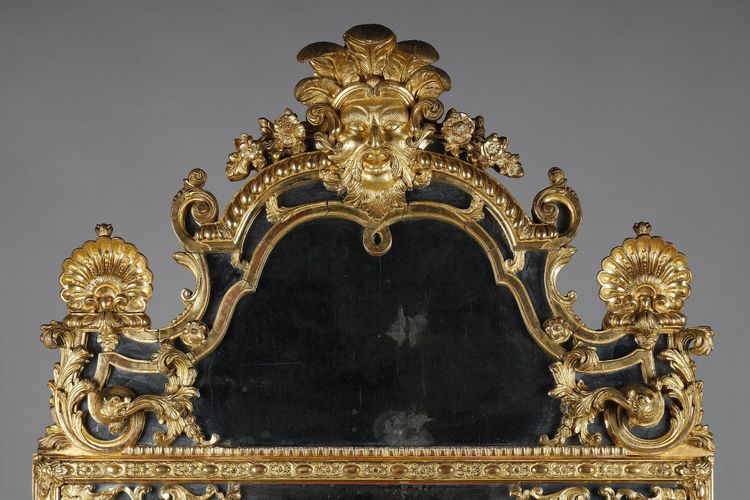LARGE MIRROR WITH GLAZING BEADS DECORATED WITH SHELLS, FOLIAGE AND MASKS