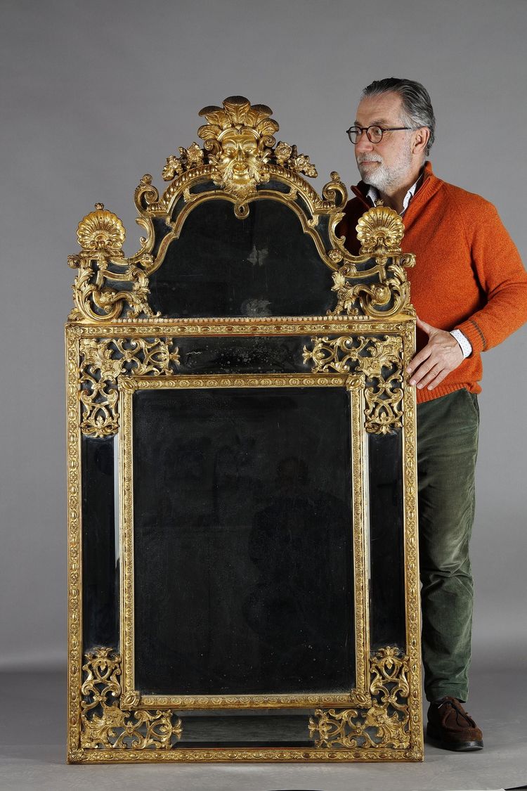 LARGE MIRROR WITH GLAZING BEADS DECORATED WITH SHELLS, FOLIAGE AND MASKS