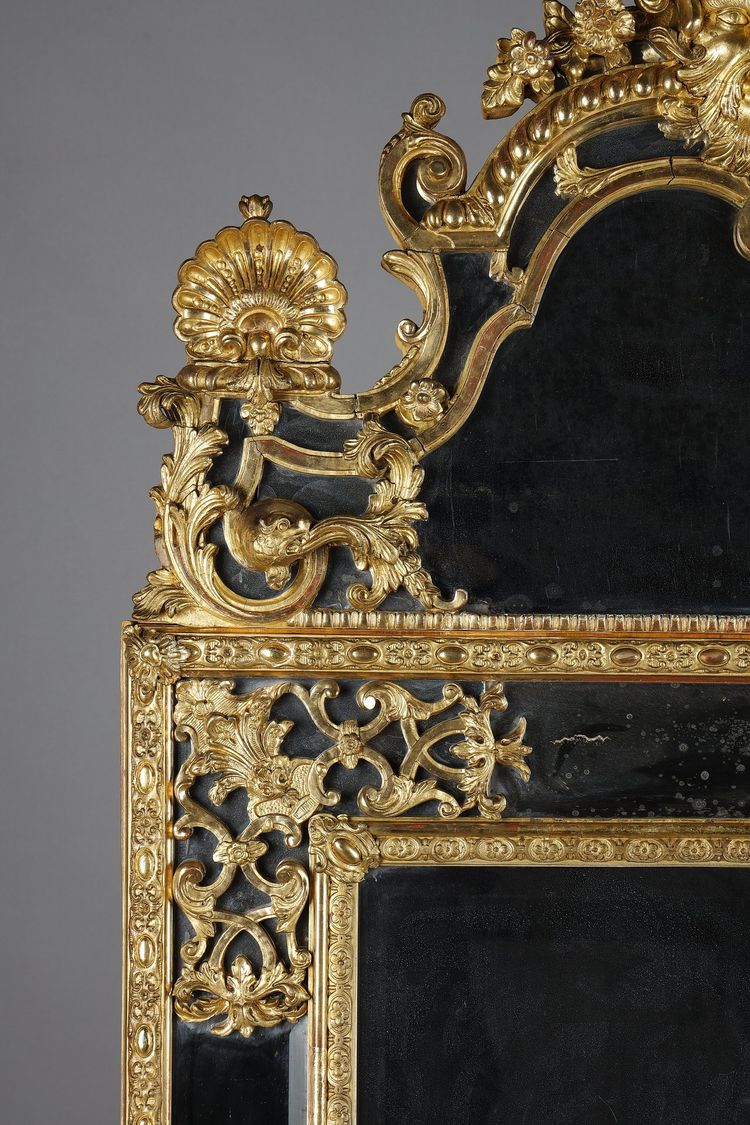 LARGE MIRROR WITH GLAZING BEADS DECORATED WITH SHELLS, FOLIAGE AND MASKS