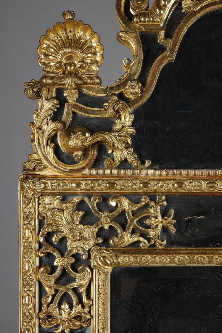 LARGE MIRROR WITH GLAZING BEADS DECORATED WITH SHELLS, FOLIAGE AND MASKS