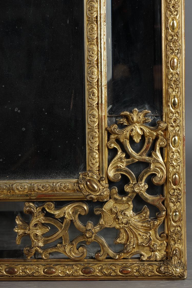 LARGE MIRROR WITH GLAZING BEADS DECORATED WITH SHELLS, FOLIAGE AND MASKS