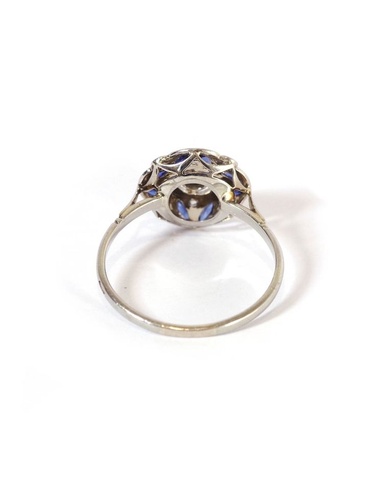 Art Deco Ring mit vierblättrigem Saphir in 18 Karat Gold und Platin, Zielring, synthetischer Saphir
