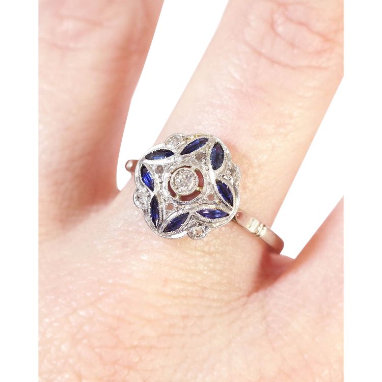 Art Deco Ring mit vierblättrigem Saphir in 18 Karat Gold und Platin, Zielring, synthetischer Saphir
