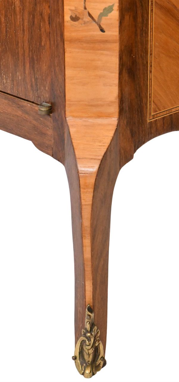 Credenza intarsiata in stile Luigi XV 