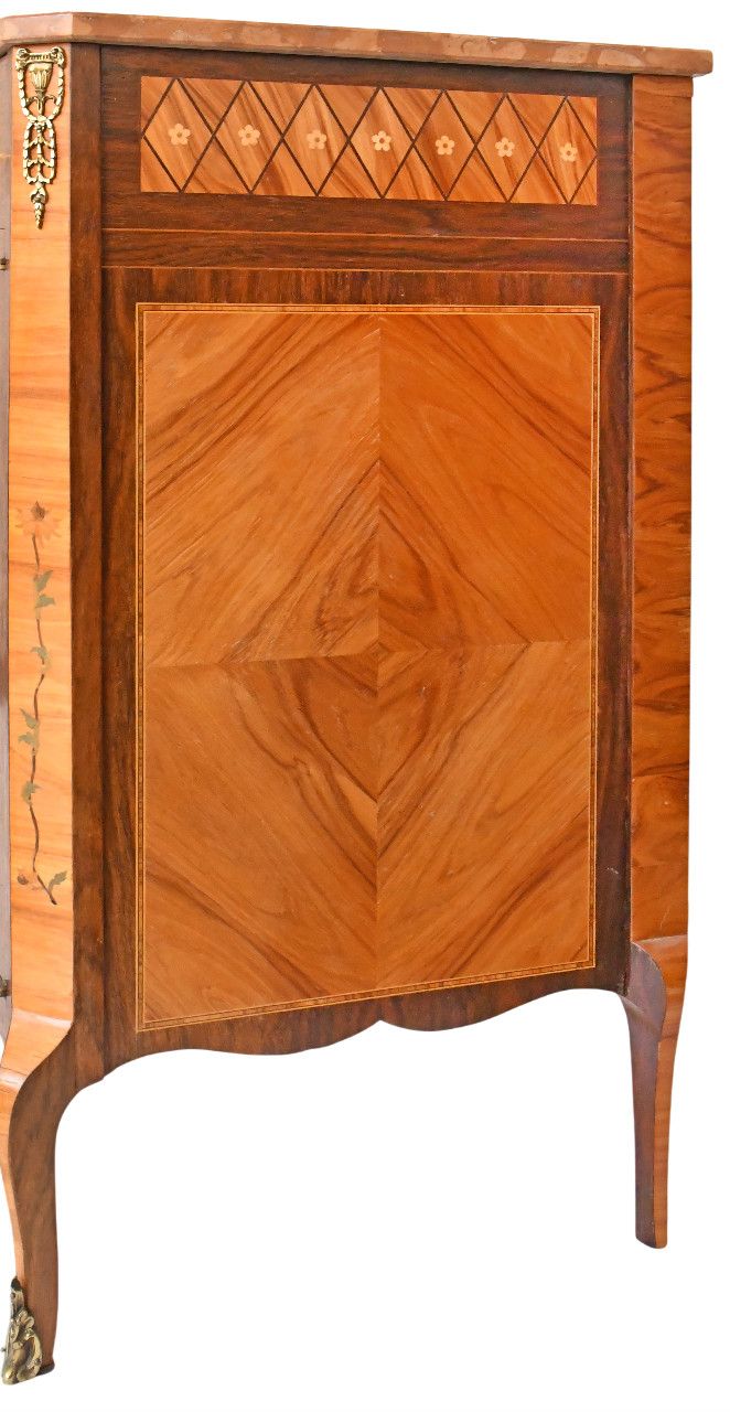 Credenza intarsiata in stile Luigi XV 