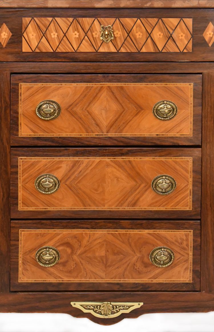 Credenza intarsiata in stile Luigi XV 