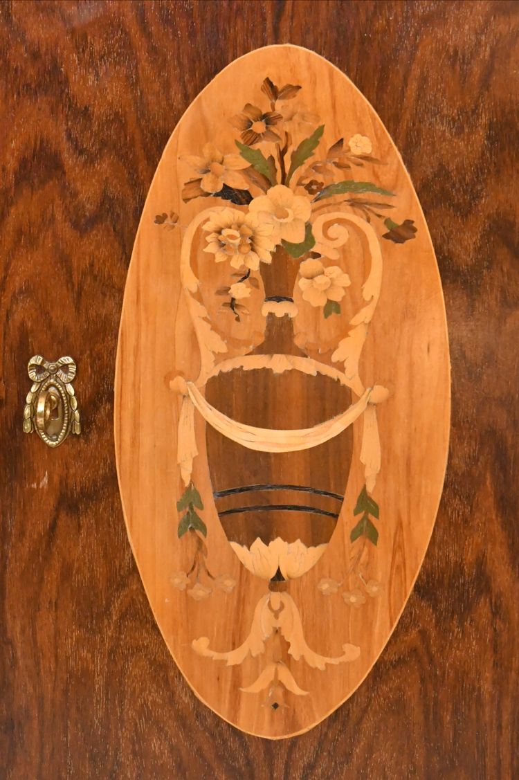 Credenza intarsiata in stile Luigi XV 