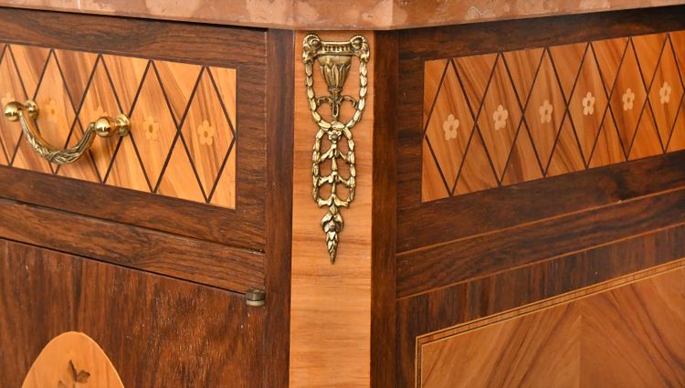 Credenza intarsiata in stile Luigi XV 