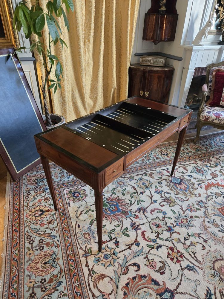 Table tric trac Louis XVI estampillée, Paris époque Louis XVI.