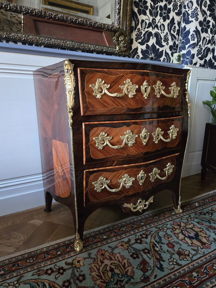 Pierre I Roussel, Commode D’entre Deux D’époque Louis XV. 