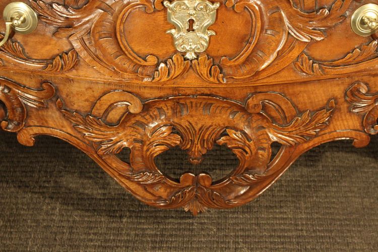 Commode arlésienne 18e
