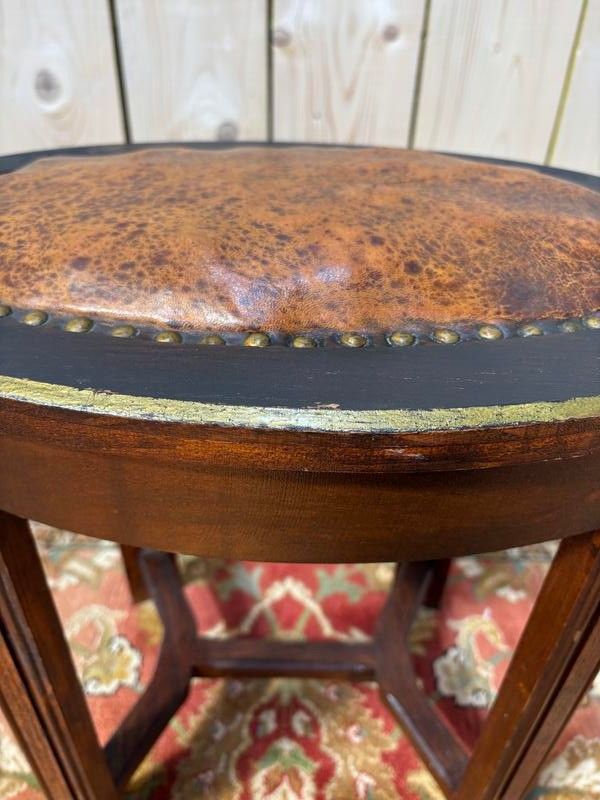 Klavier sitzender Hocker Leder Art Deco