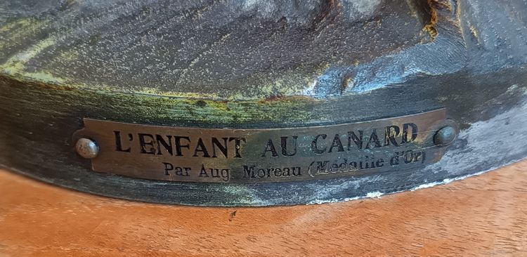 Auguste MOREAU Scultura Spelter "Il bambino con l'anatra" Medaglia d'oro