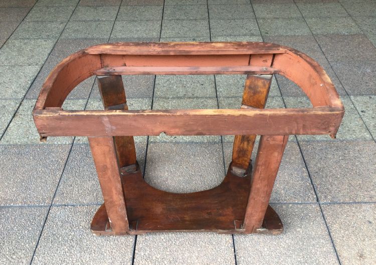 Une console basse en acajou du milieu du XIXe siècle