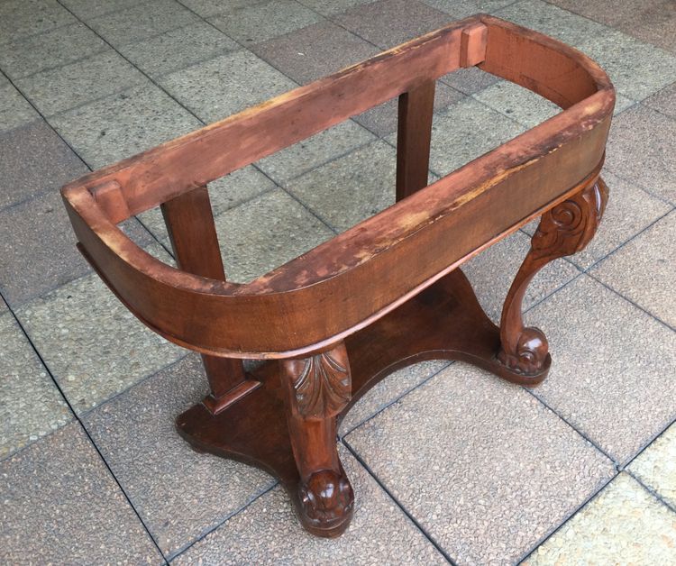 Une console basse en acajou du milieu du XIXe siècle