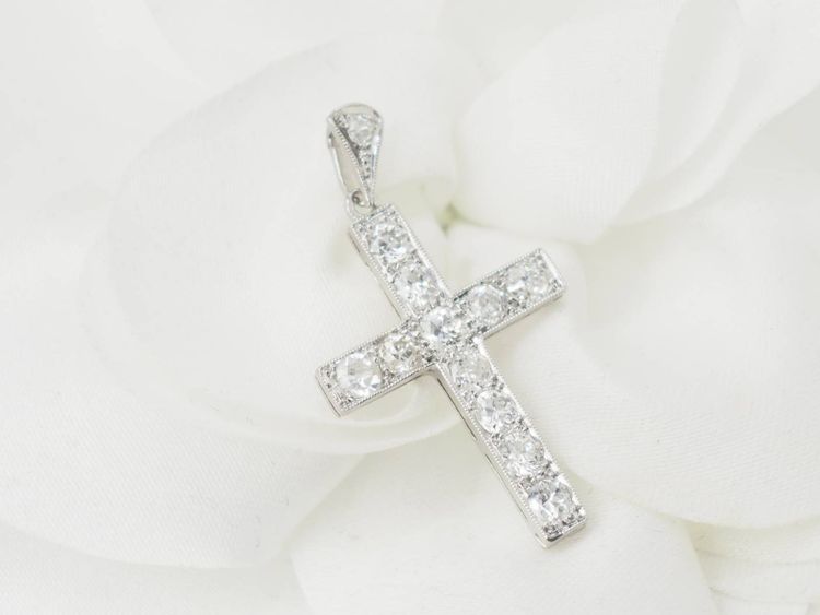 Pendentif croix en platine et diamants