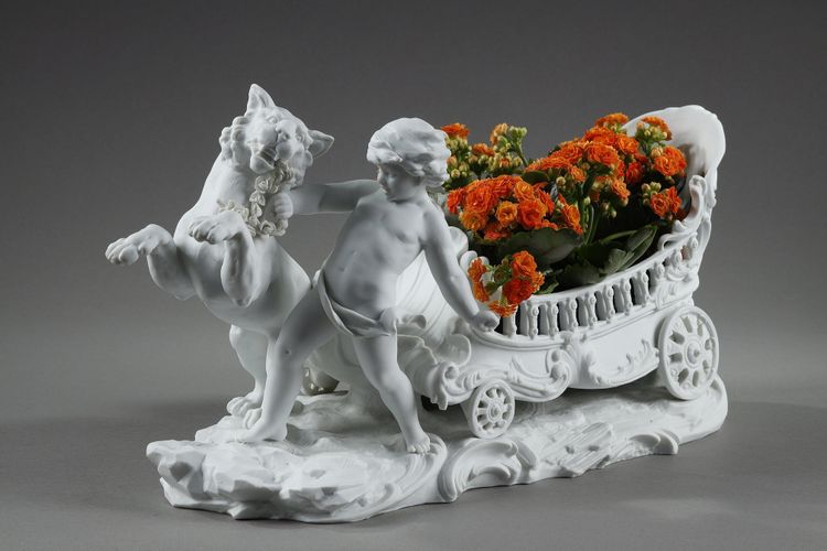 Corbeille à décor de putto et félin, manufacture Richard Eckert & Co