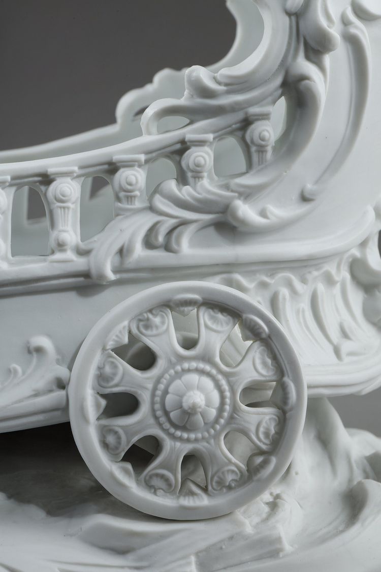 Corbeille à décor de putto et félin, manufacture Richard Eckert & Co