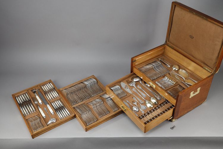 IMPORTANT SILVER AND Mother-of-pearl FLATWARE , IN ORIGINAL CASE. TÉTARD FRÈRES.