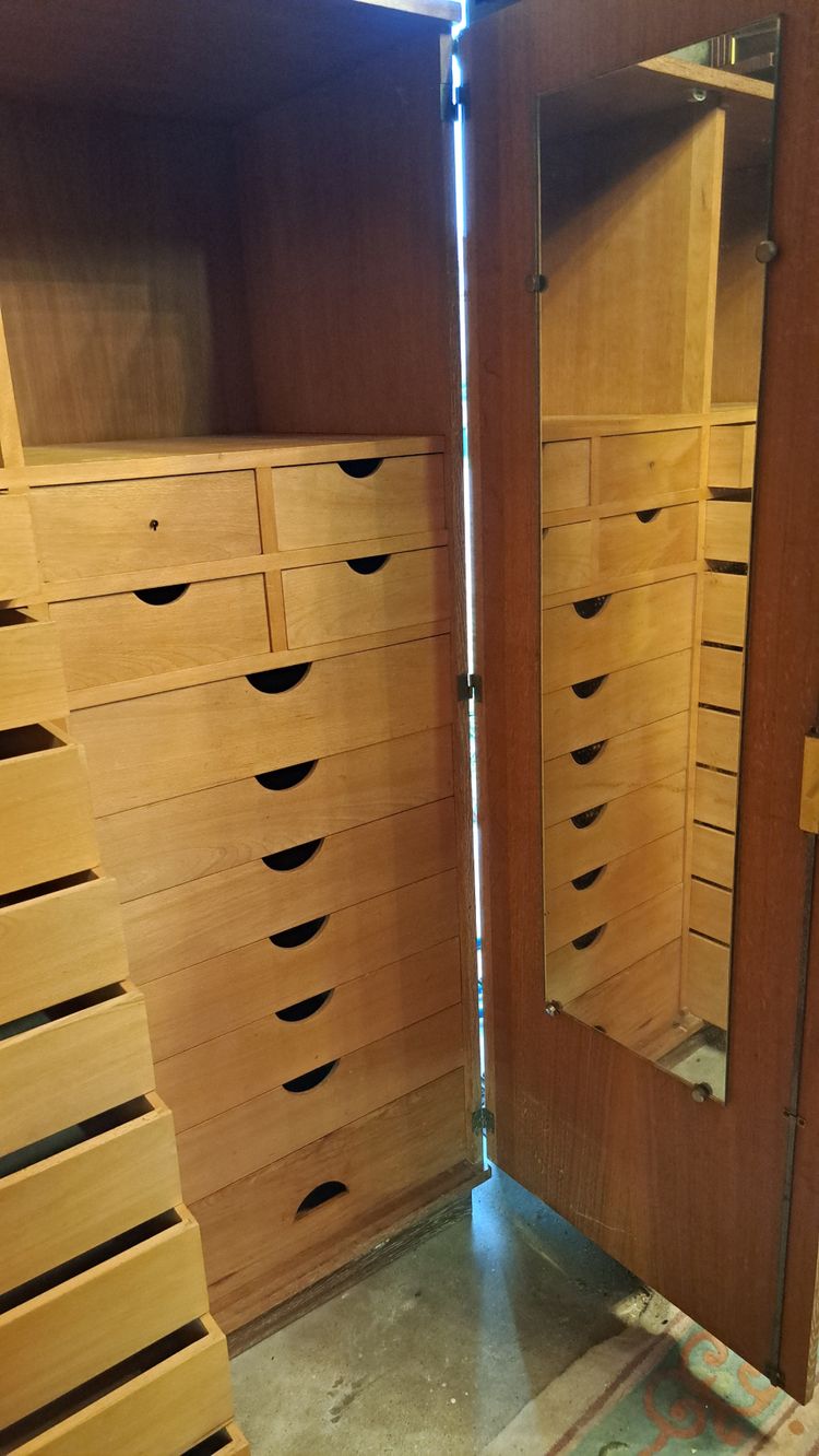 Meuble de métier avec 22 tiroirs et deux miroirs intérieur