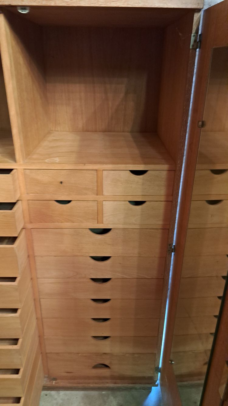 Meuble de métier avec 22 tiroirs et deux miroirs intérieur