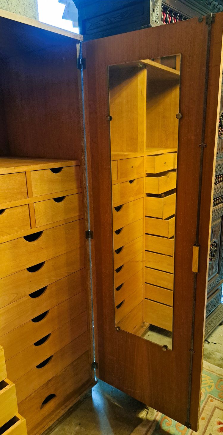 Meuble de métier avec 22 tiroirs et deux miroirs intérieur