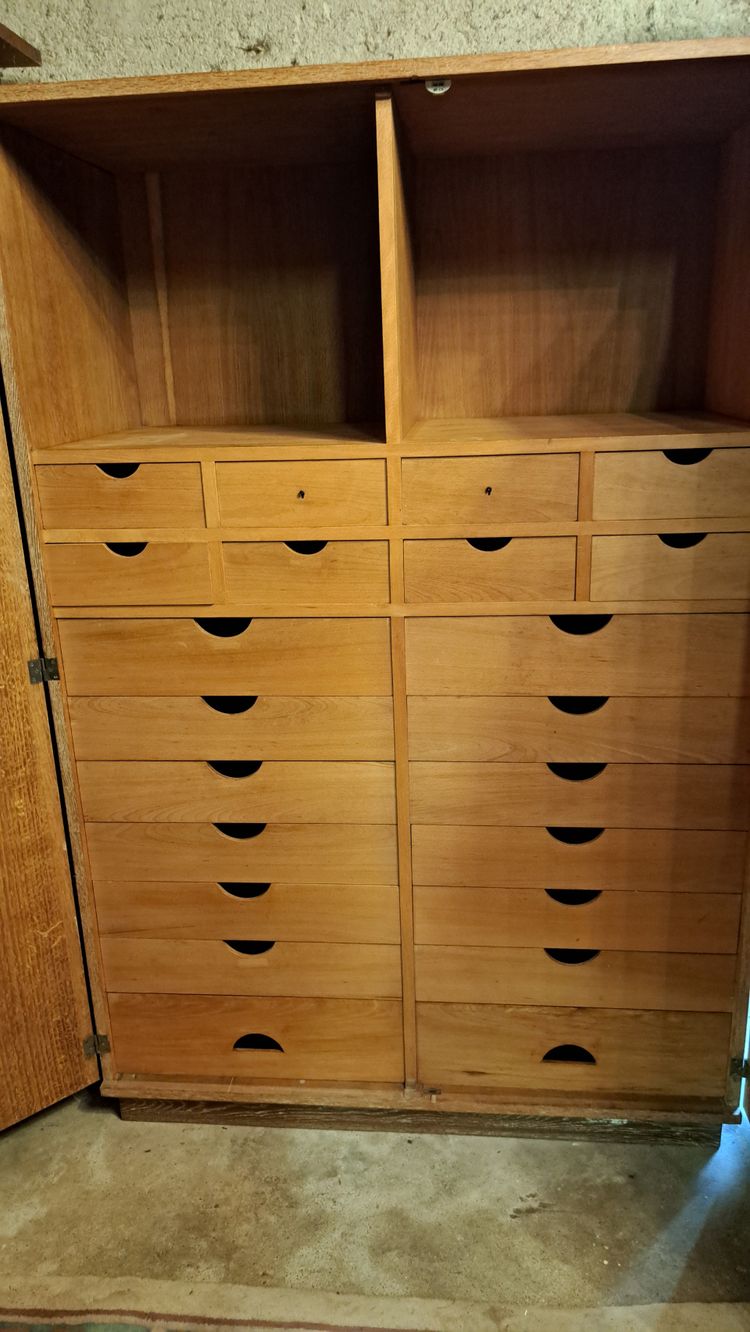 Meuble de métier avec 22 tiroirs et deux miroirs intérieur