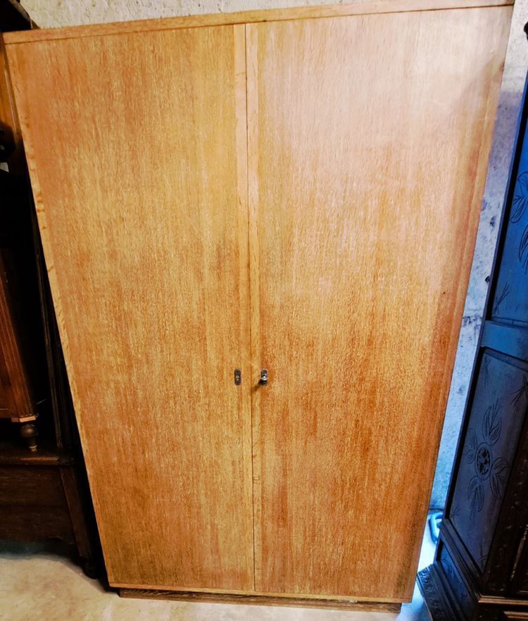 Meuble de métier avec 22 tiroirs et deux miroirs intérieur