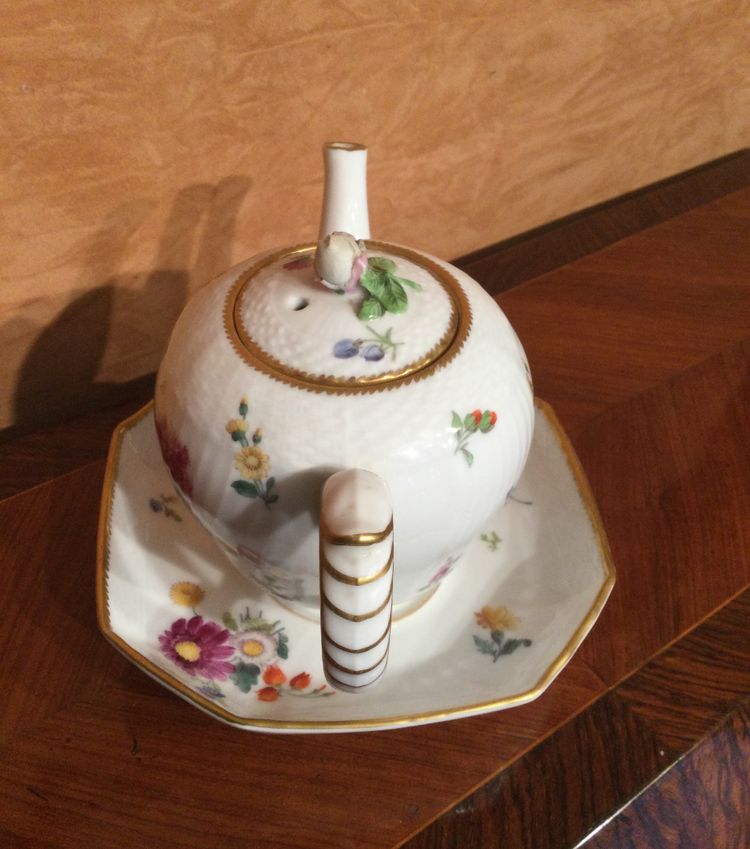 Small teapot and its display stand in Copenhagen porcelain.