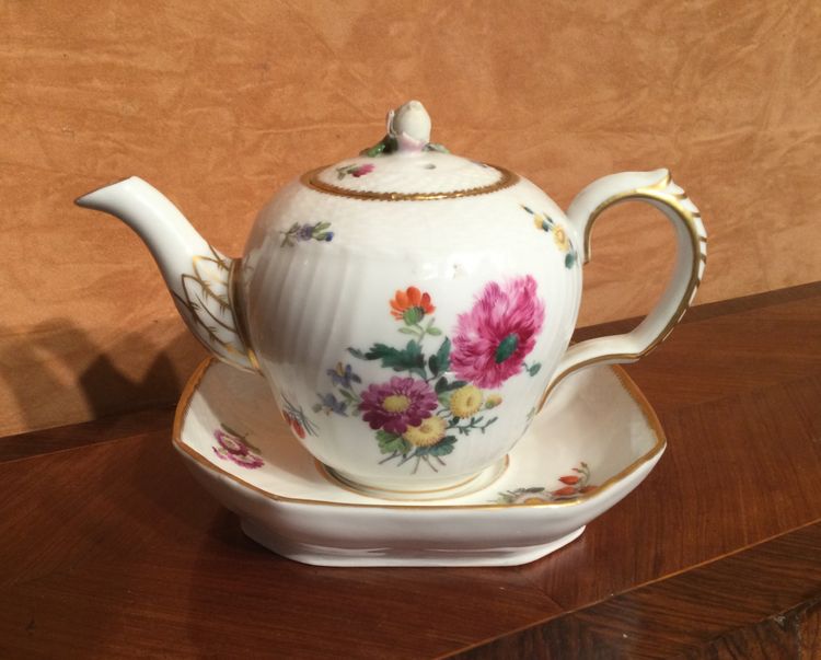 Small teapot and its display stand in Copenhagen porcelain.