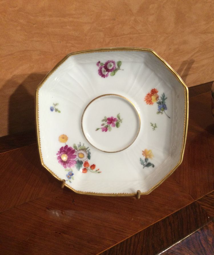 Small teapot and its display stand in Copenhagen porcelain.