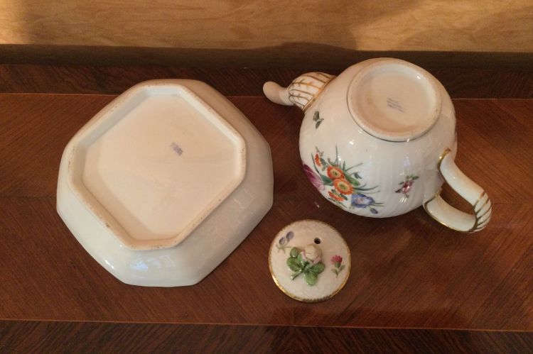Small teapot and its display stand in Copenhagen porcelain.
