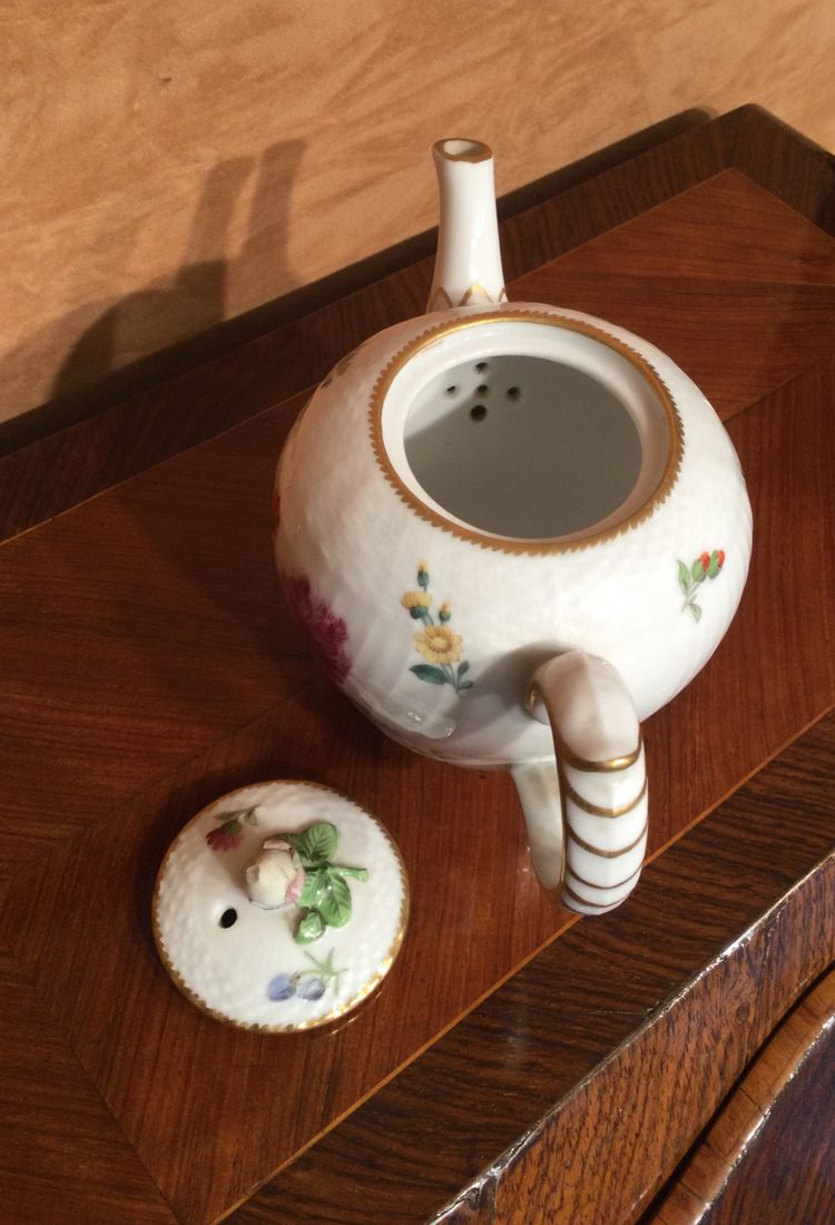 Small teapot and its display stand in Copenhagen porcelain.