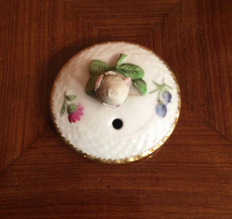 Small teapot and its display stand in Copenhagen porcelain.