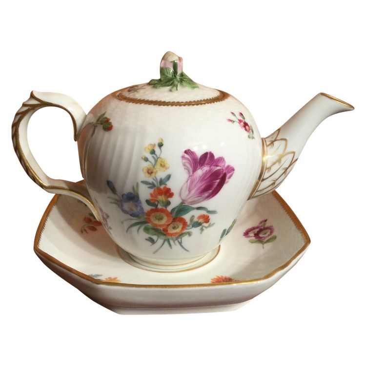 Small teapot and its display stand in Copenhagen porcelain.
