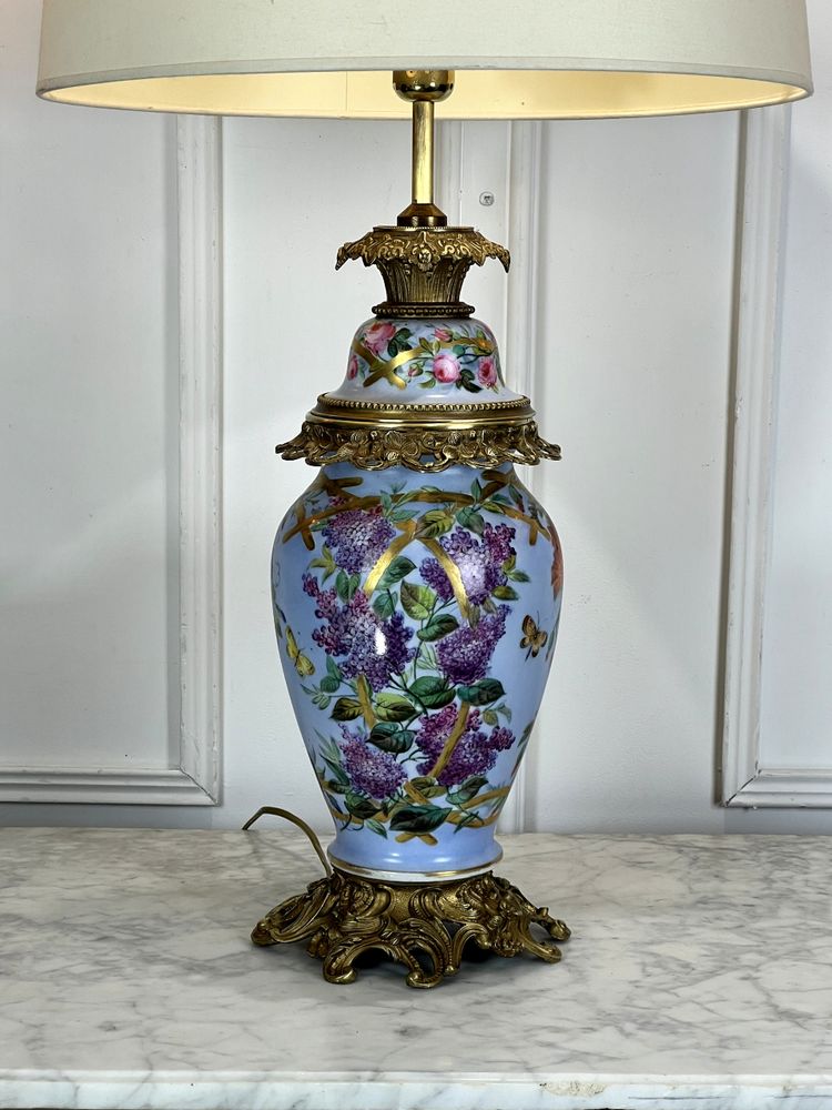 GRANDE LAMPE ANCIENNE EN PORCELAINE DE PARIS A 3 DECORS FLORAUX ORNÉE DE BRONZE