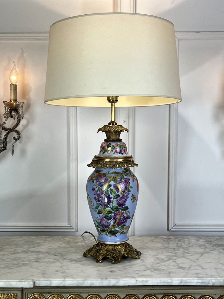 GRANDE LAMPE ANCIENNE EN PORCELAINE DE PARIS A 3 DECORS FLORAUX ORNÉE DE BRONZE
