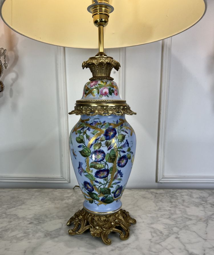 GRANDE LAMPE ANCIENNE EN PORCELAINE DE PARIS A 3 DECORS FLORAUX ORNÉE DE BRONZE