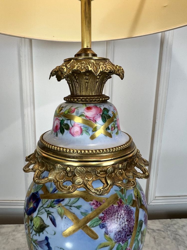 GRANDE LAMPE ANCIENNE EN PORCELAINE DE PARIS A 3 DECORS FLORAUX ORNÉE DE BRONZE