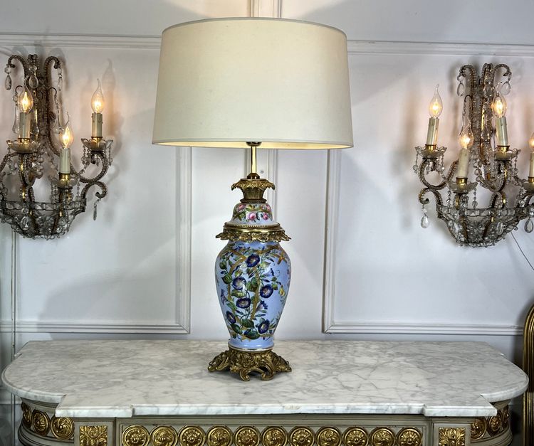 GRANDE LAMPE ANCIENNE EN PORCELAINE DE PARIS A 3 DECORS FLORAUX ORNÉE DE BRONZE