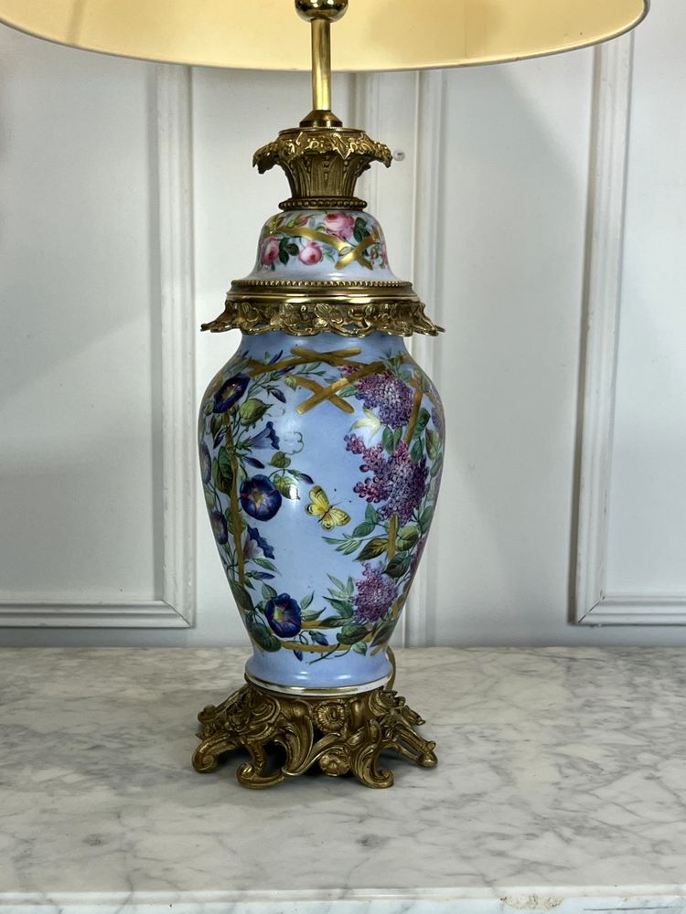 GRANDE LAMPE ANCIENNE EN PORCELAINE DE PARIS A 3 DECORS FLORAUX ORNÉE DE BRONZE