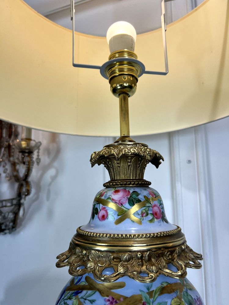 GRANDE LAMPE ANCIENNE EN PORCELAINE DE PARIS A 3 DECORS FLORAUX ORNÉE DE BRONZE