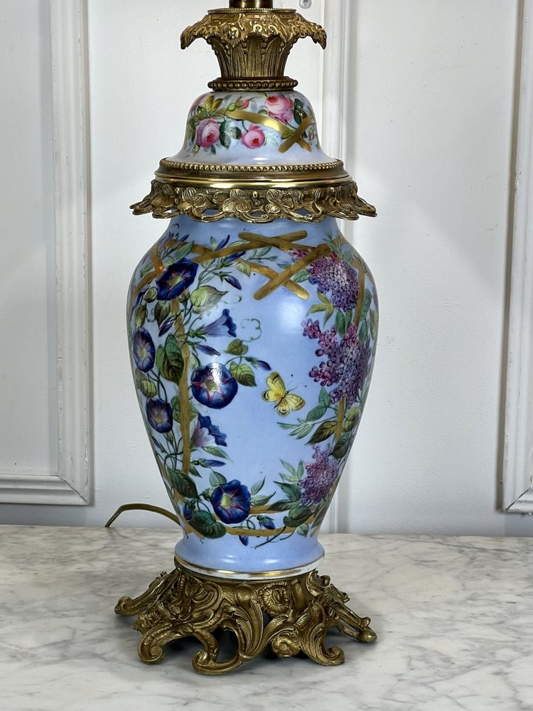 GRANDE LAMPE ANCIENNE EN PORCELAINE DE PARIS A 3 DECORS FLORAUX ORNÉE DE BRONZE