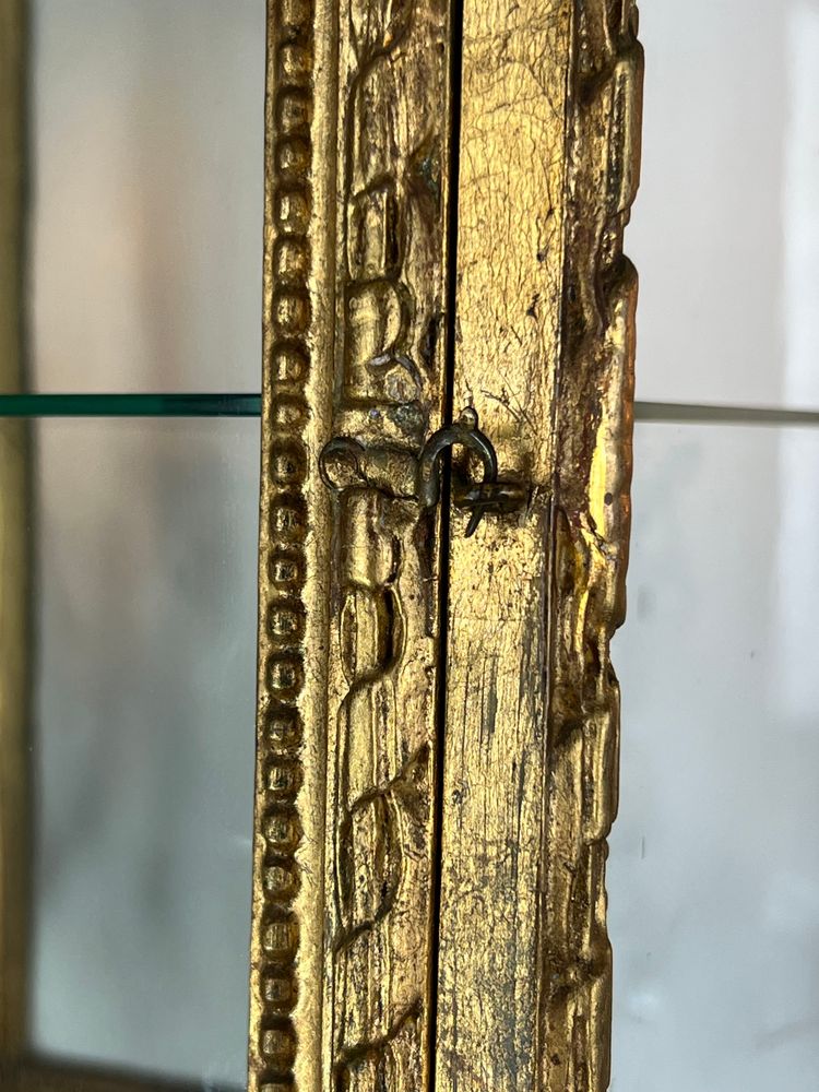PICCOLA VETRINA XIX SECOLO SU PIEDI IN LEGNO INTAGLIATO E DORATO IN STILE LUIGI XV