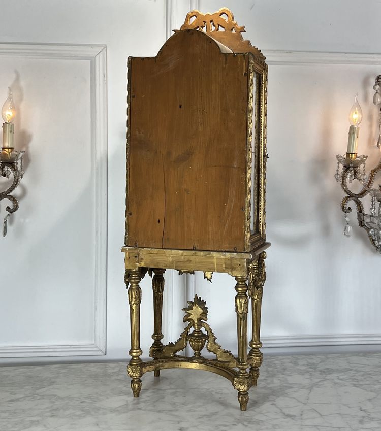 PICCOLA VETRINA XIX SECOLO SU PIEDI IN LEGNO INTAGLIATO E DORATO IN STILE LUIGI XV