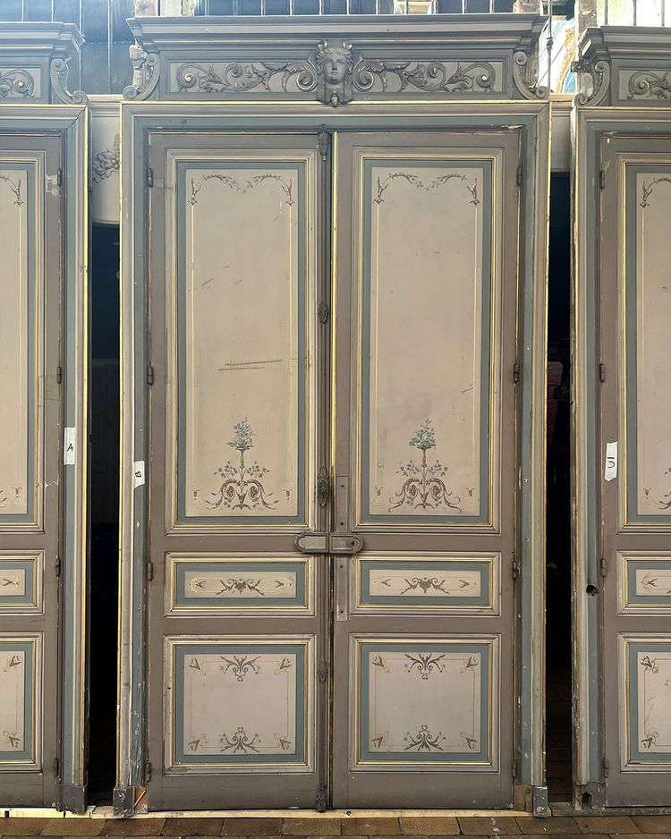 Set di porte doppie con telaio e traverso