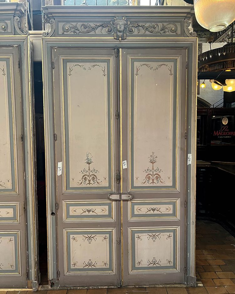 Set di porte doppie con telaio e traverso