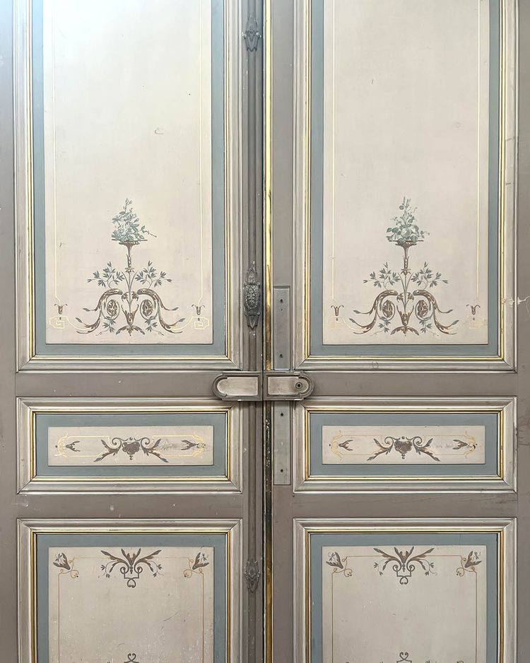 Set di porte doppie con telaio e traverso