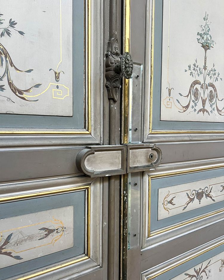 Set di porte doppie con telaio e traverso