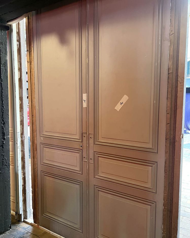 Set di porte doppie con telaio e traverso